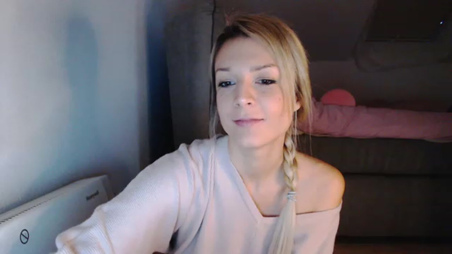 Gallery image thumbnail from AllleeS's myfreecams stream on, 12/08/2022, 15:23 image 8 of 20