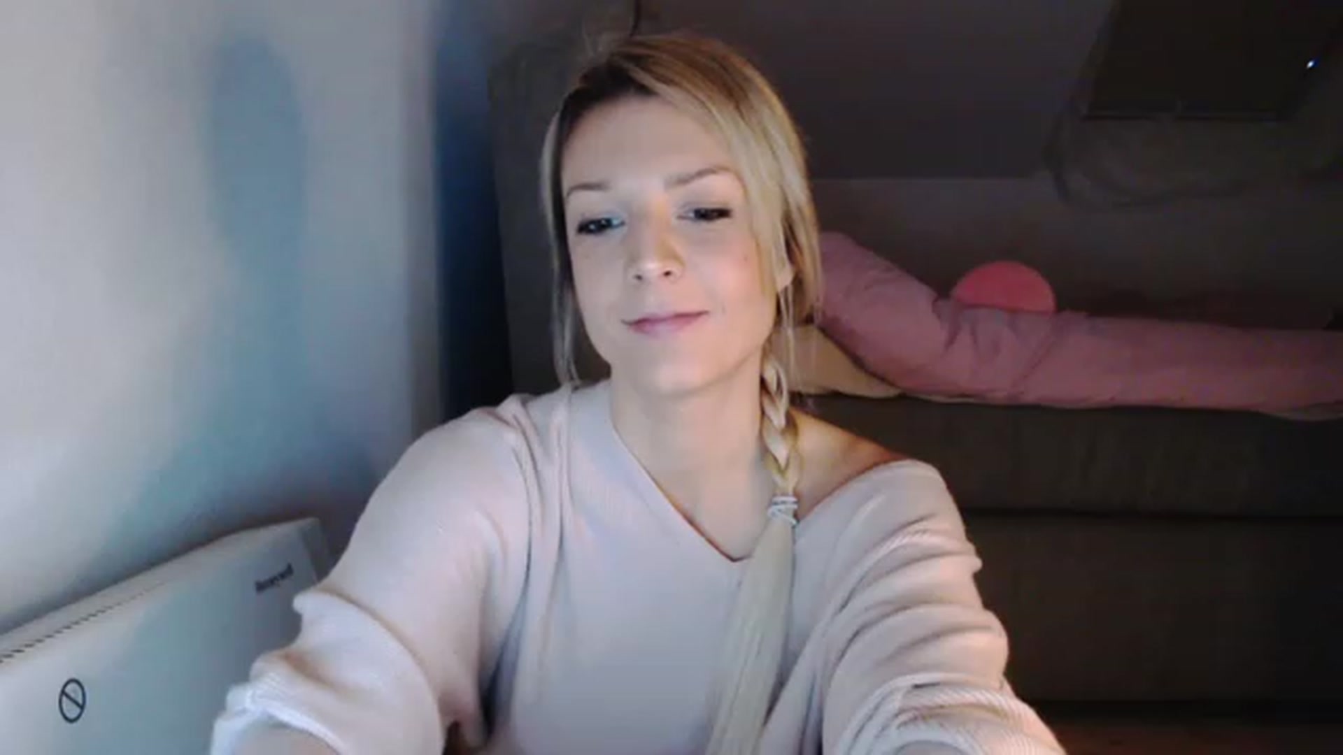 Gallery image thumbnail from AllleeS's myfreecams stream on, 12/08/2022, 15:23 image 7 of 20