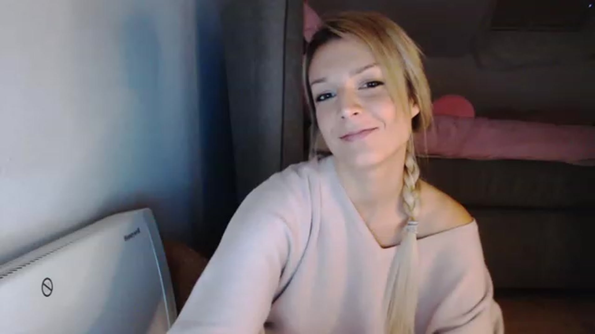 Gallery image thumbnail from AllleeS's myfreecams stream on, 12/08/2022, 15:23 image 13 of 20