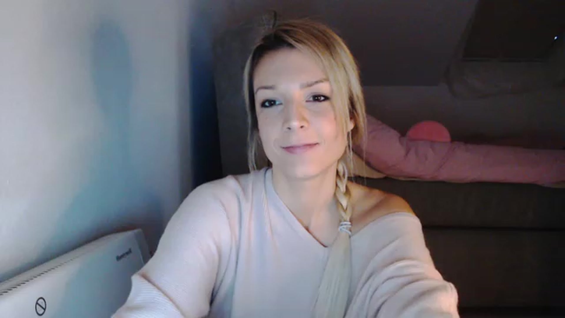 Gallery image thumbnail from AllleeS's myfreecams stream on, 12/08/2022, 15:23 image 9 of 20