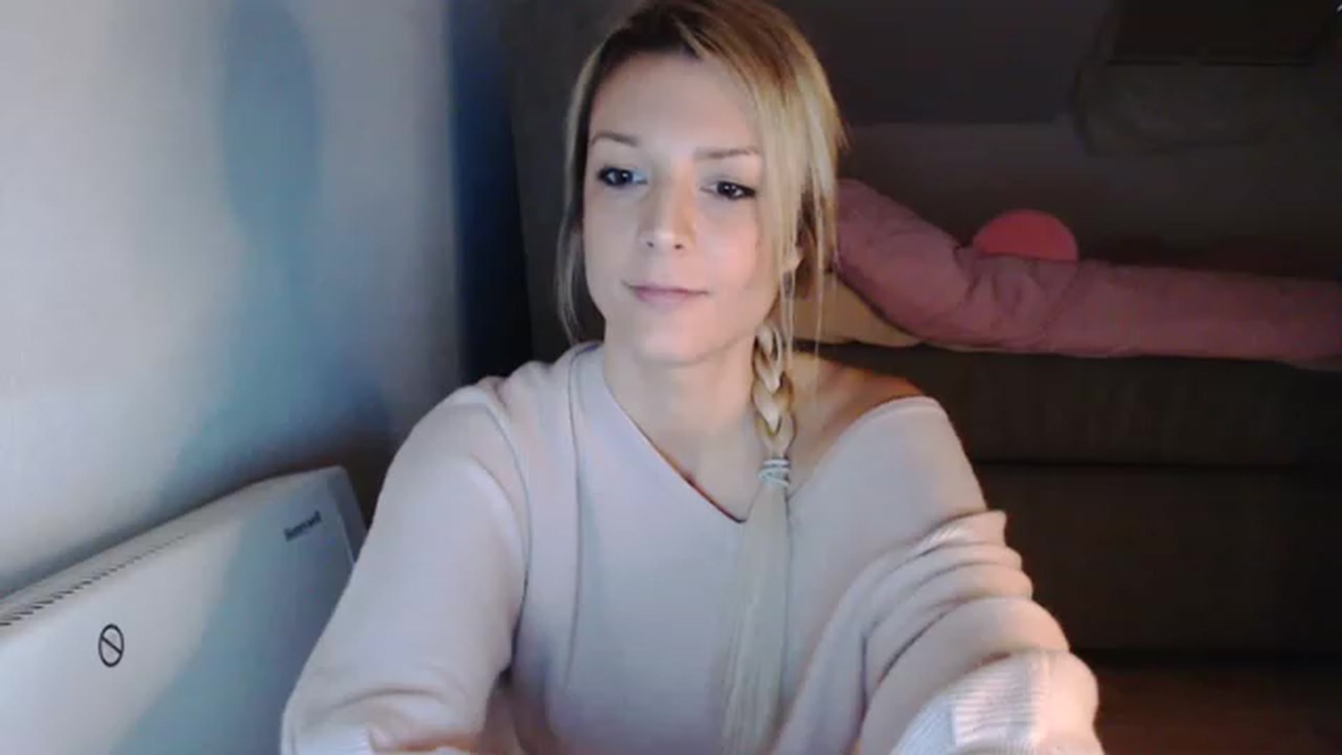 Gallery image thumbnail from AllleeS's myfreecams stream on, 12/08/2022, 15:23 image 17 of 20