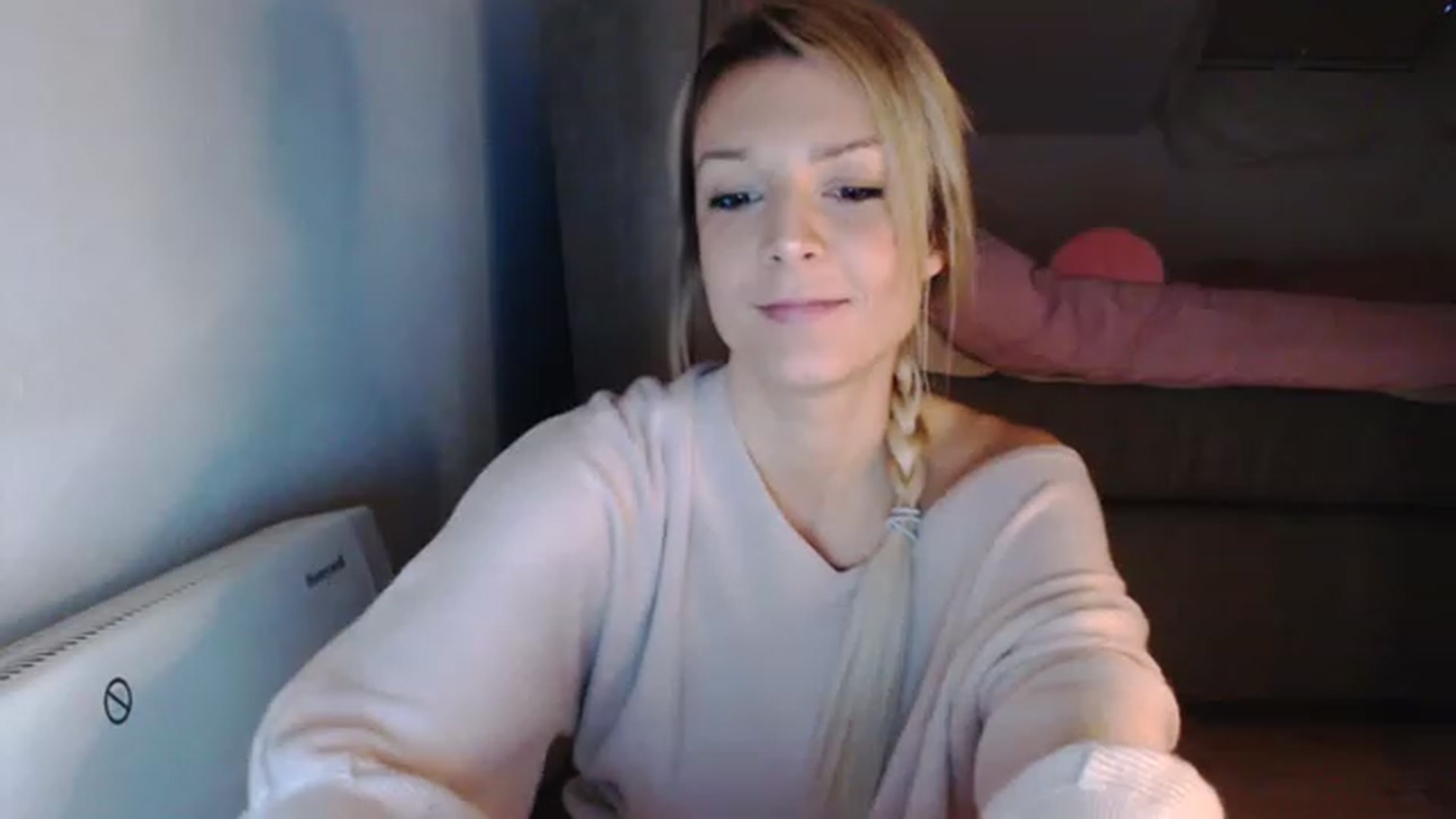 Gallery image thumbnail from AllleeS's myfreecams stream on, 12/08/2022, 15:23 image 14 of 20