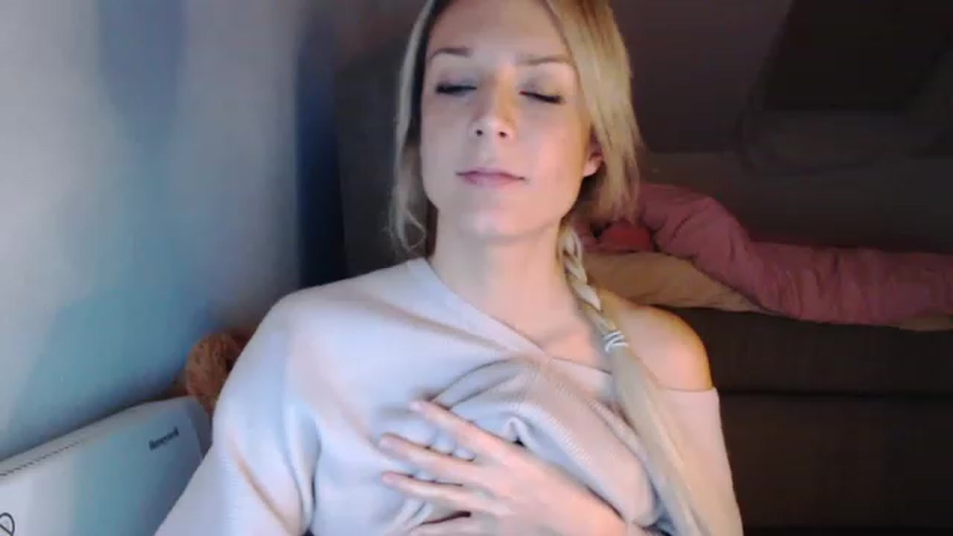 Gallery image thumbnail from AllleeS's myfreecams stream on, 12/08/2022, 20:51 image 8 of 20