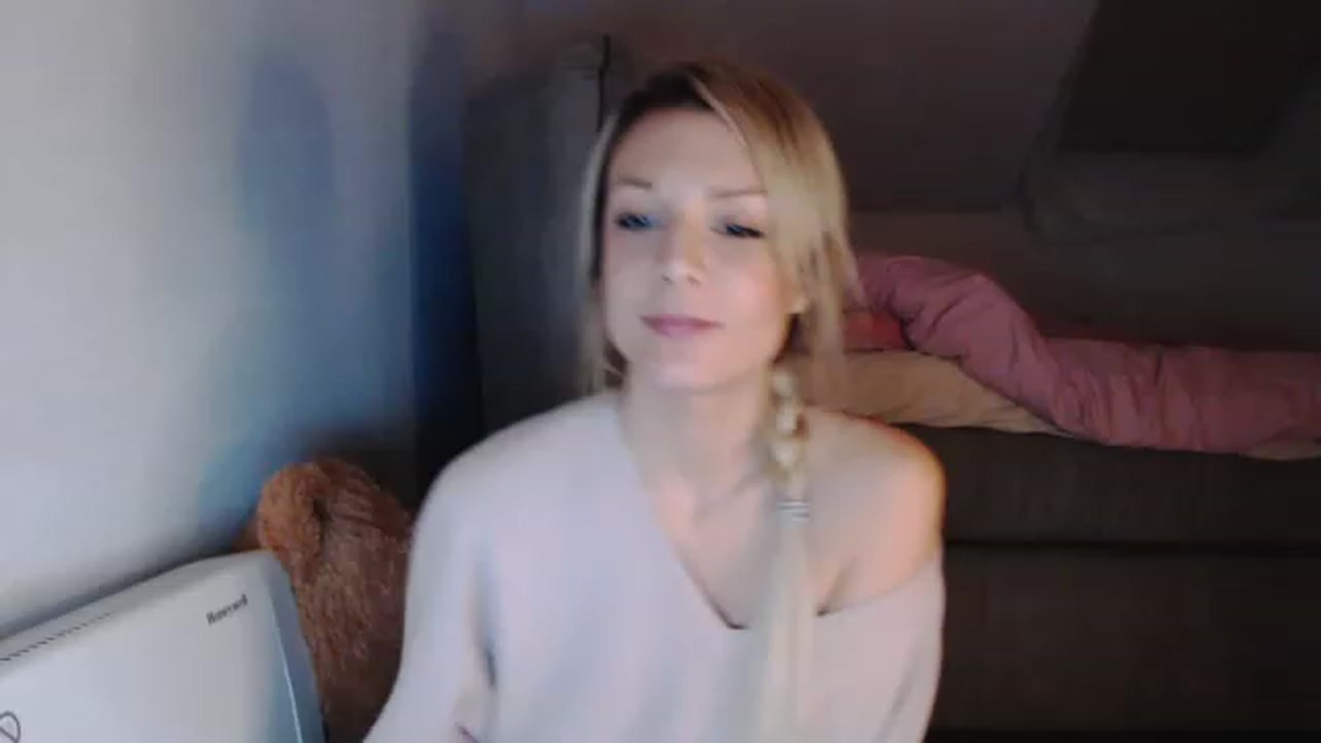 Gallery image thumbnail from AllleeS's myfreecams stream on, 12/08/2022, 20:51 image 4 of 20