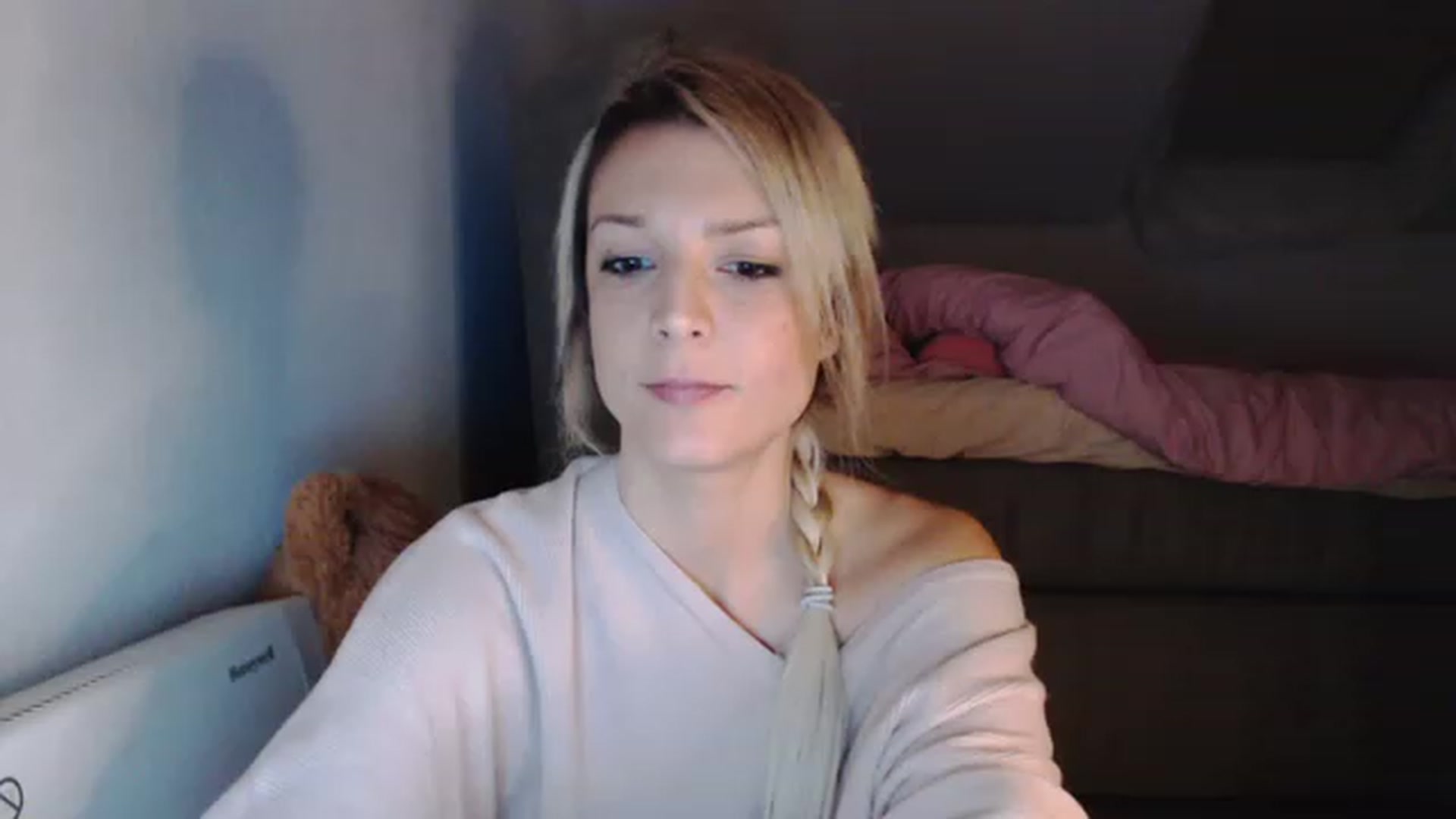 Gallery image thumbnail from AllleeS's myfreecams stream on, 12/08/2022, 20:51 image 1 of 20