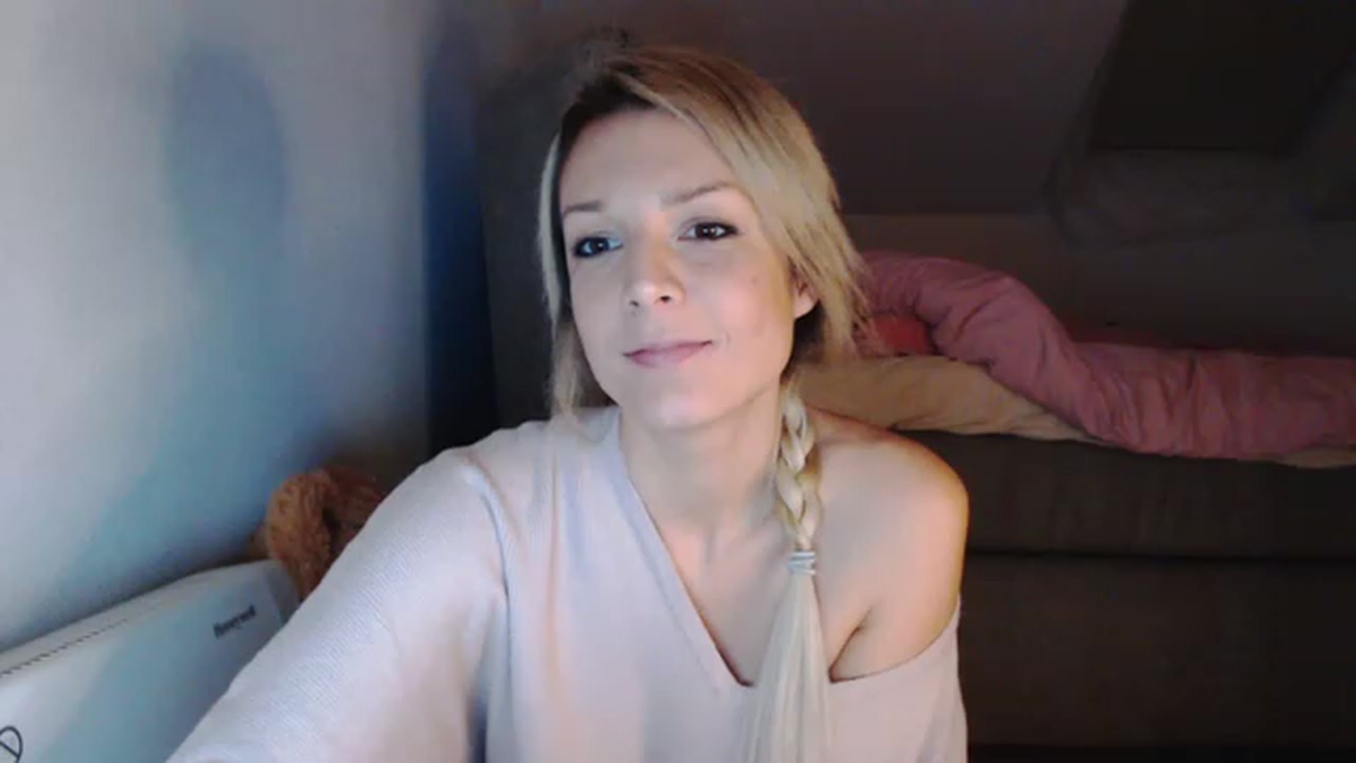 Gallery image thumbnail from AllleeS's myfreecams stream on, 12/08/2022, 20:51 image 5 of 20
