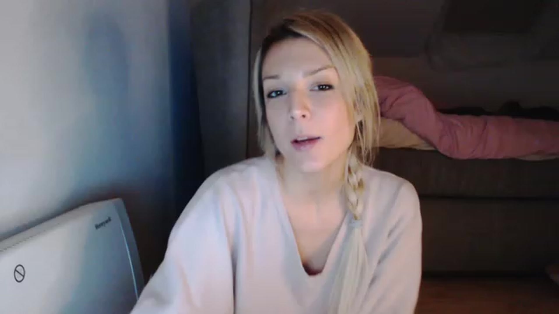 Gallery image thumbnail from AllleeS's myfreecams stream on, 12/08/2022, 23:02 image 1 of 20