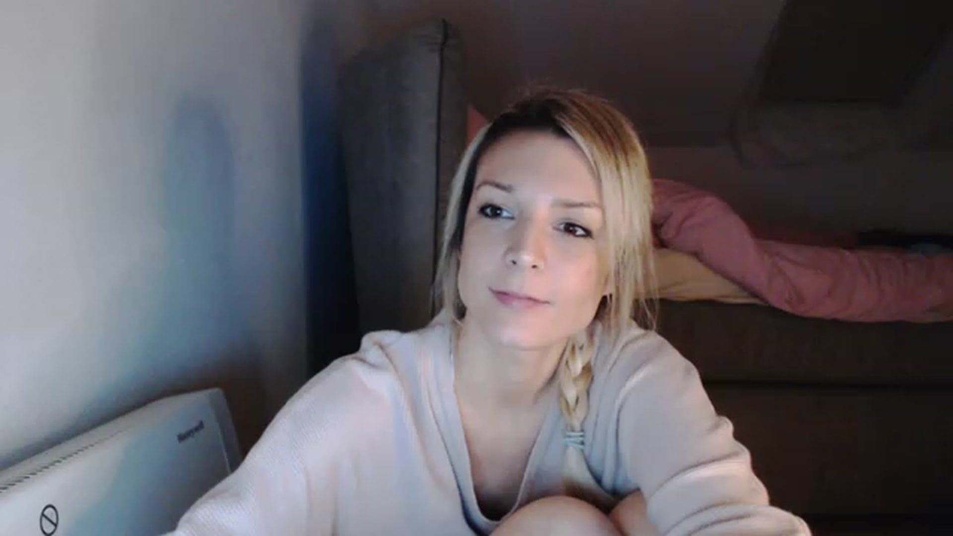 Gallery image thumbnail from AllleeS's myfreecams stream on, 12/08/2022, 23:02 image 20 of 20