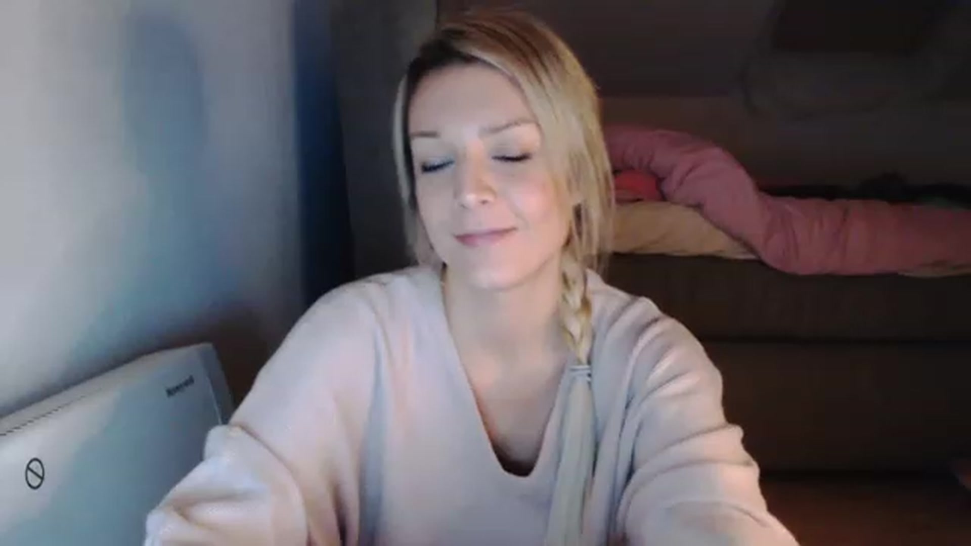 Gallery image thumbnail from AllleeS's myfreecams stream on, 12/08/2022, 23:02 image 2 of 20