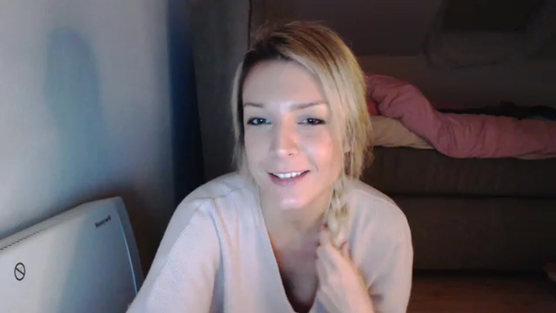 Gallery image thumbnail from AllleeS's myfreecams stream on, 12/08/2022, 23:02 image 5 of 20