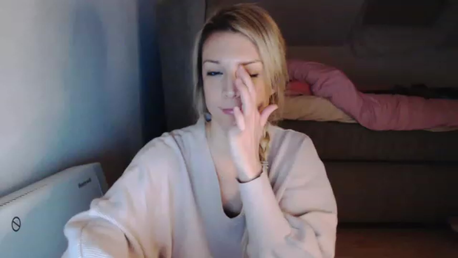 Gallery image thumbnail from AllleeS's myfreecams stream on, 12/08/2022, 23:02 image 3 of 20