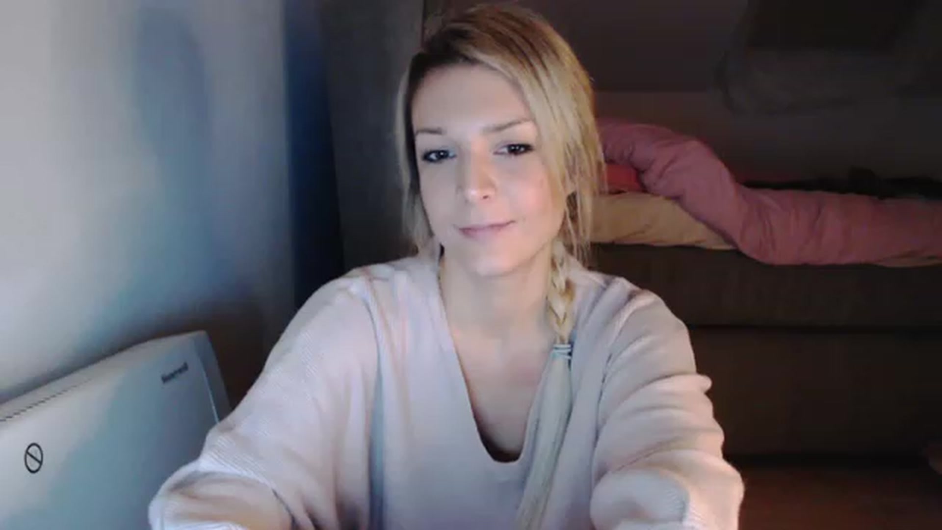 Gallery image thumbnail from AllleeS's myfreecams stream on, 12/08/2022, 23:02 image 4 of 20