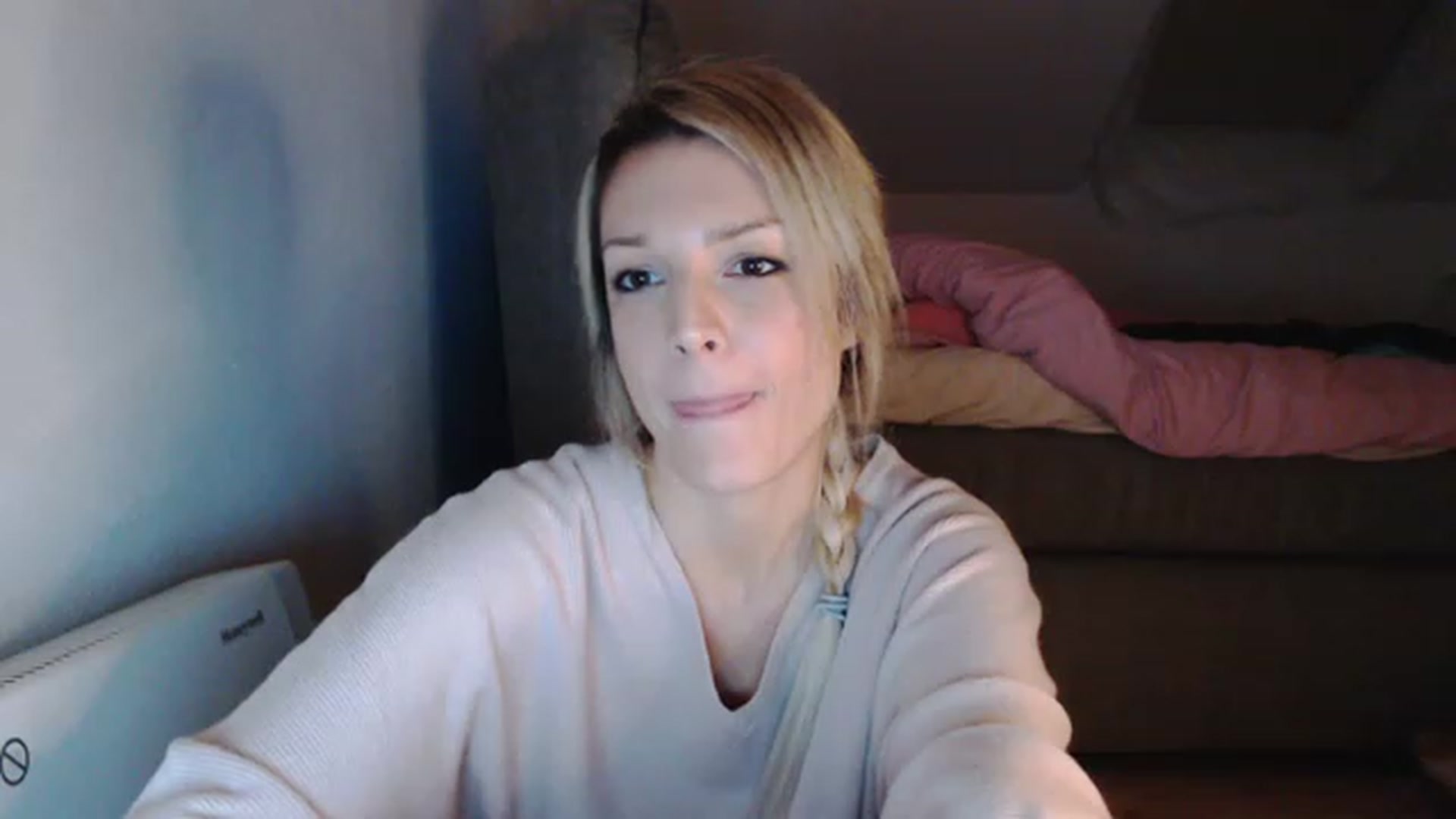 Gallery image thumbnail from AllleeS's myfreecams stream on, 12/08/2022, 23:02 image 8 of 20