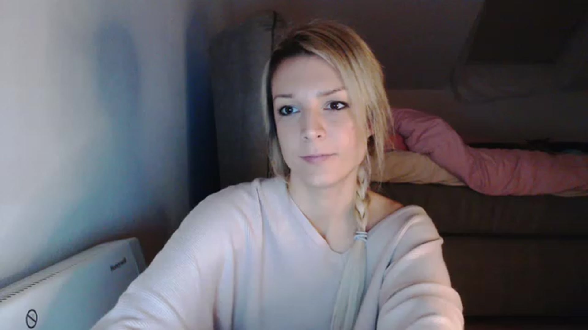Gallery image thumbnail from AllleeS's myfreecams stream on, 12/08/2022, 23:02 image 15 of 20