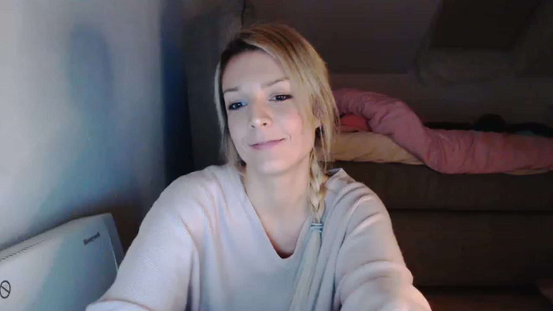 Gallery image thumbnail from AllleeS's myfreecams stream on, 12/08/2022, 23:02 image 7 of 20