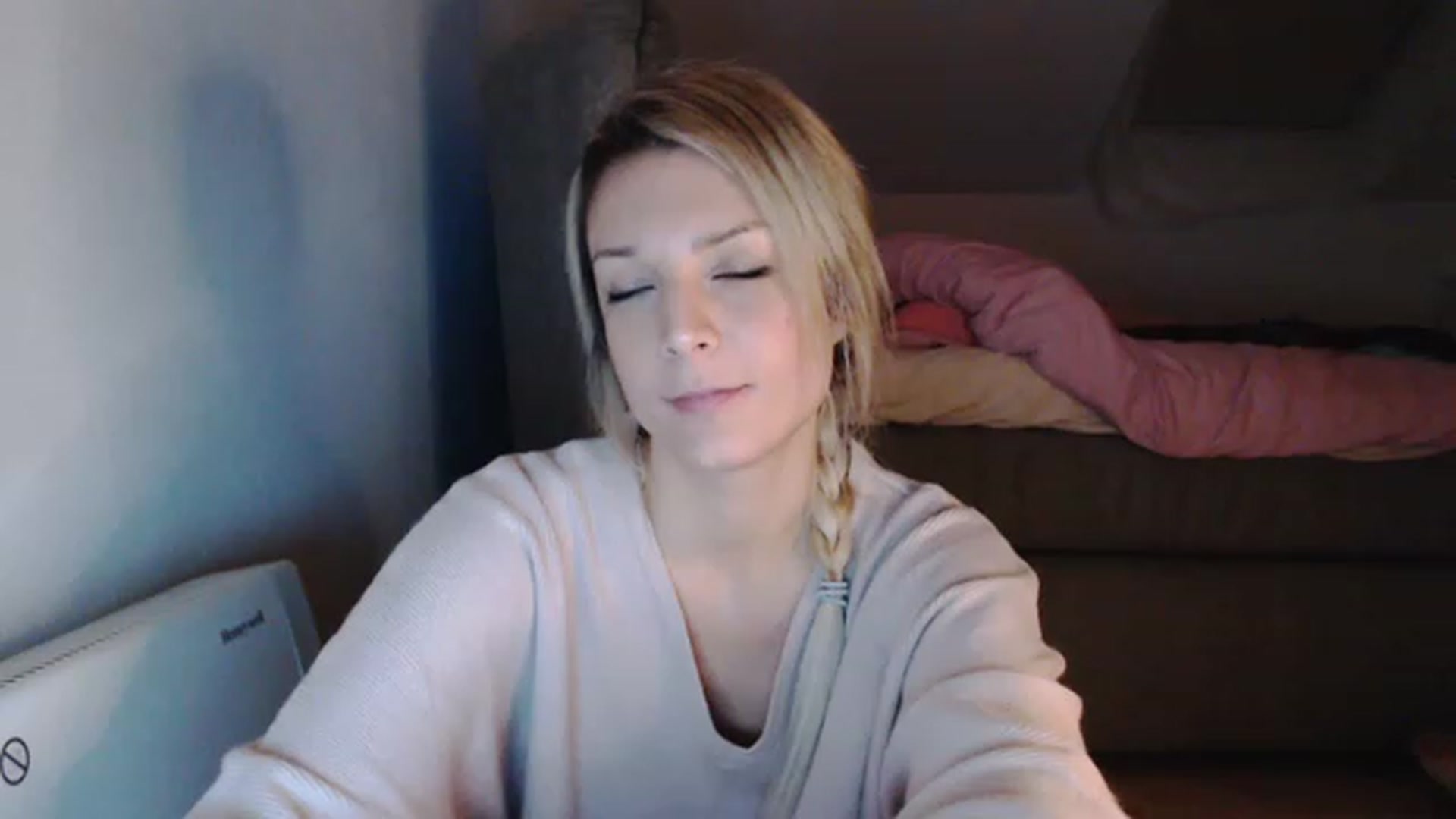 Gallery image thumbnail from AllleeS's myfreecams stream on, 12/08/2022, 23:02 image 10 of 20