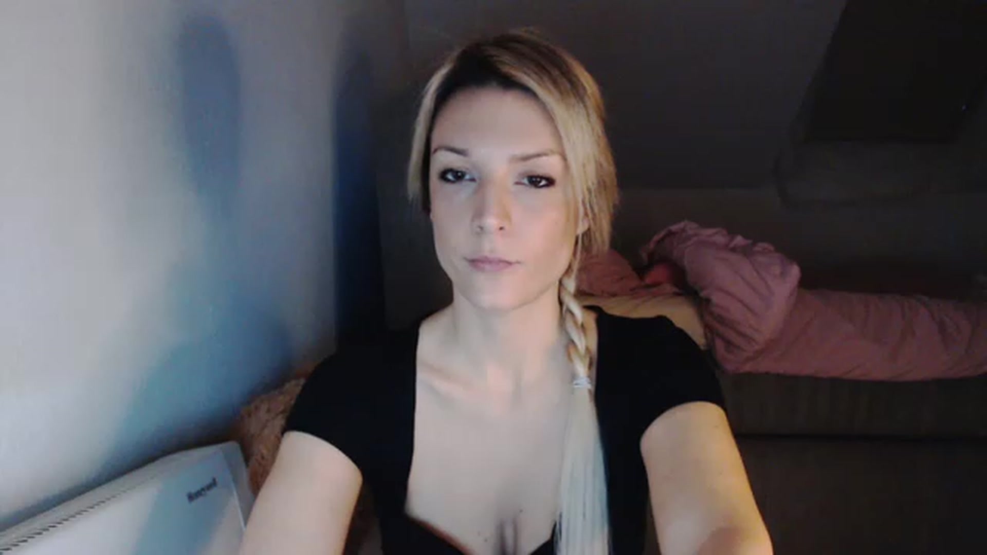 Gallery image thumbnail from AllleeS's myfreecams stream on, 12/09/2022, 15:59 image 12 of 20