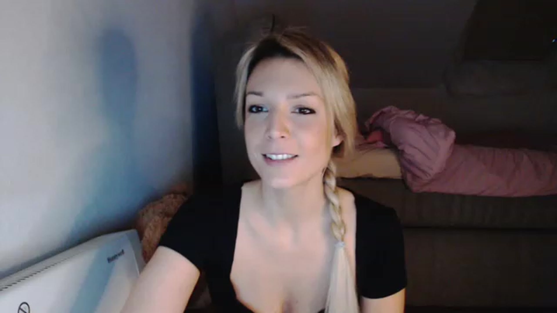 Gallery image thumbnail from AllleeS's myfreecams stream on, 12/09/2022, 15:59 image 5 of 20
