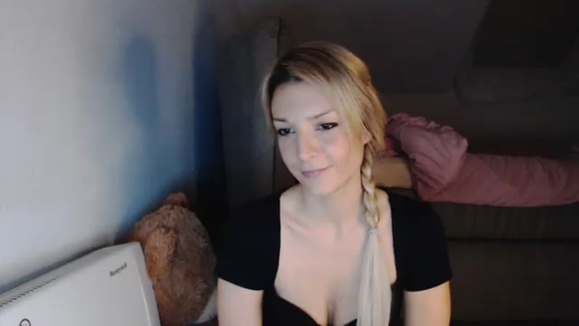 Gallery image thumbnail from AllleeS's myfreecams stream on, 12/09/2022, 15:59 image 15 of 20