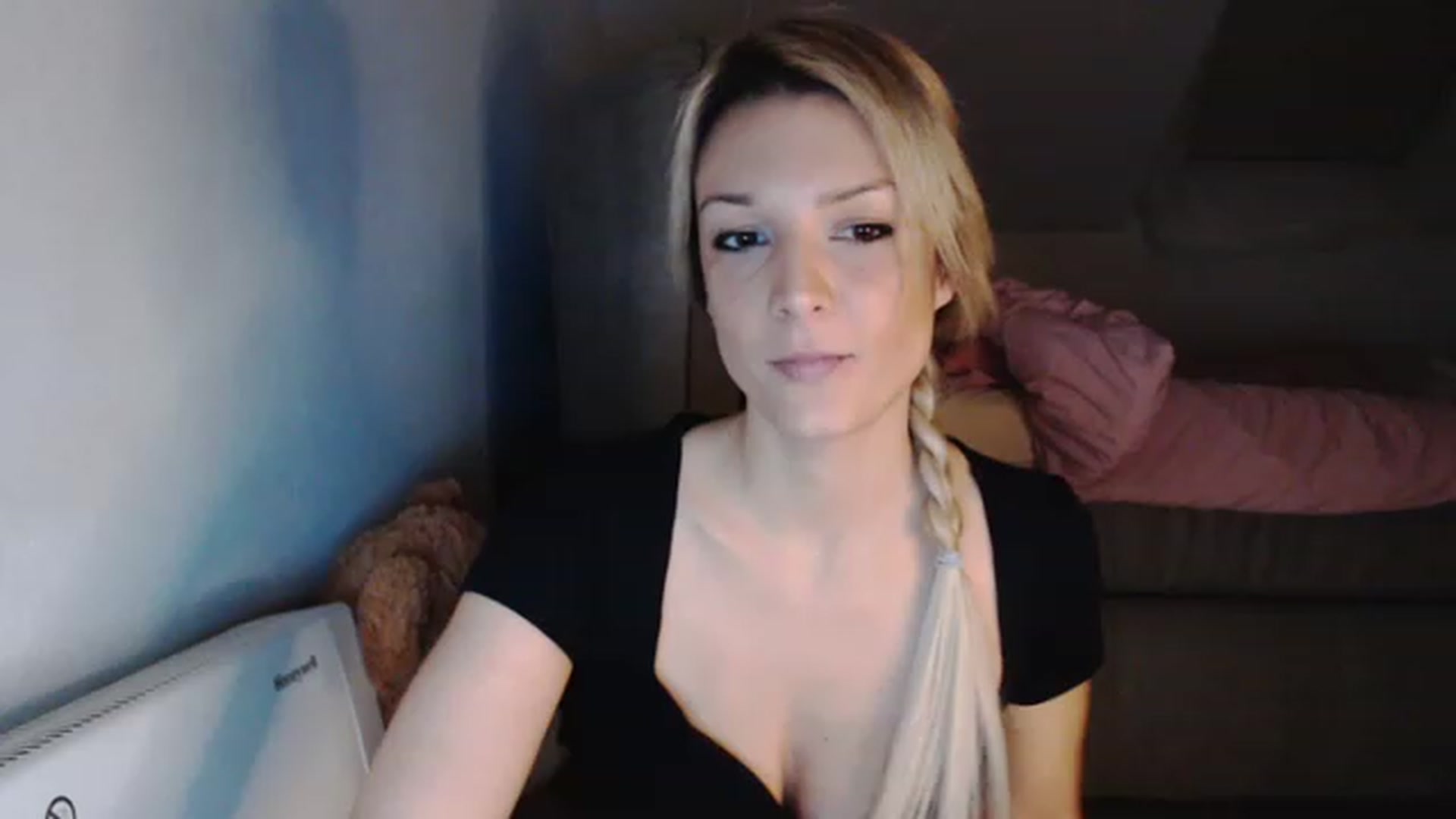 Gallery image thumbnail from AllleeS's myfreecams stream on, 12/09/2022, 15:59 image 18 of 20