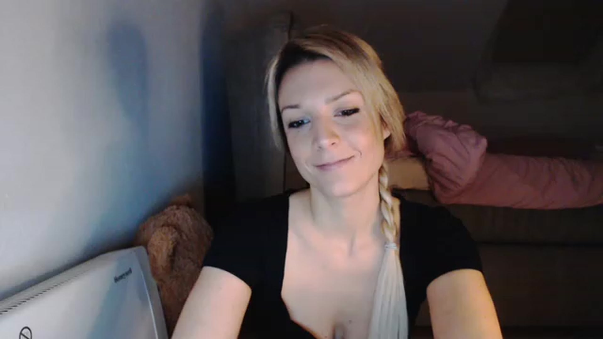 Gallery image thumbnail from AllleeS's myfreecams stream on, 12/09/2022, 15:59 image 20 of 20