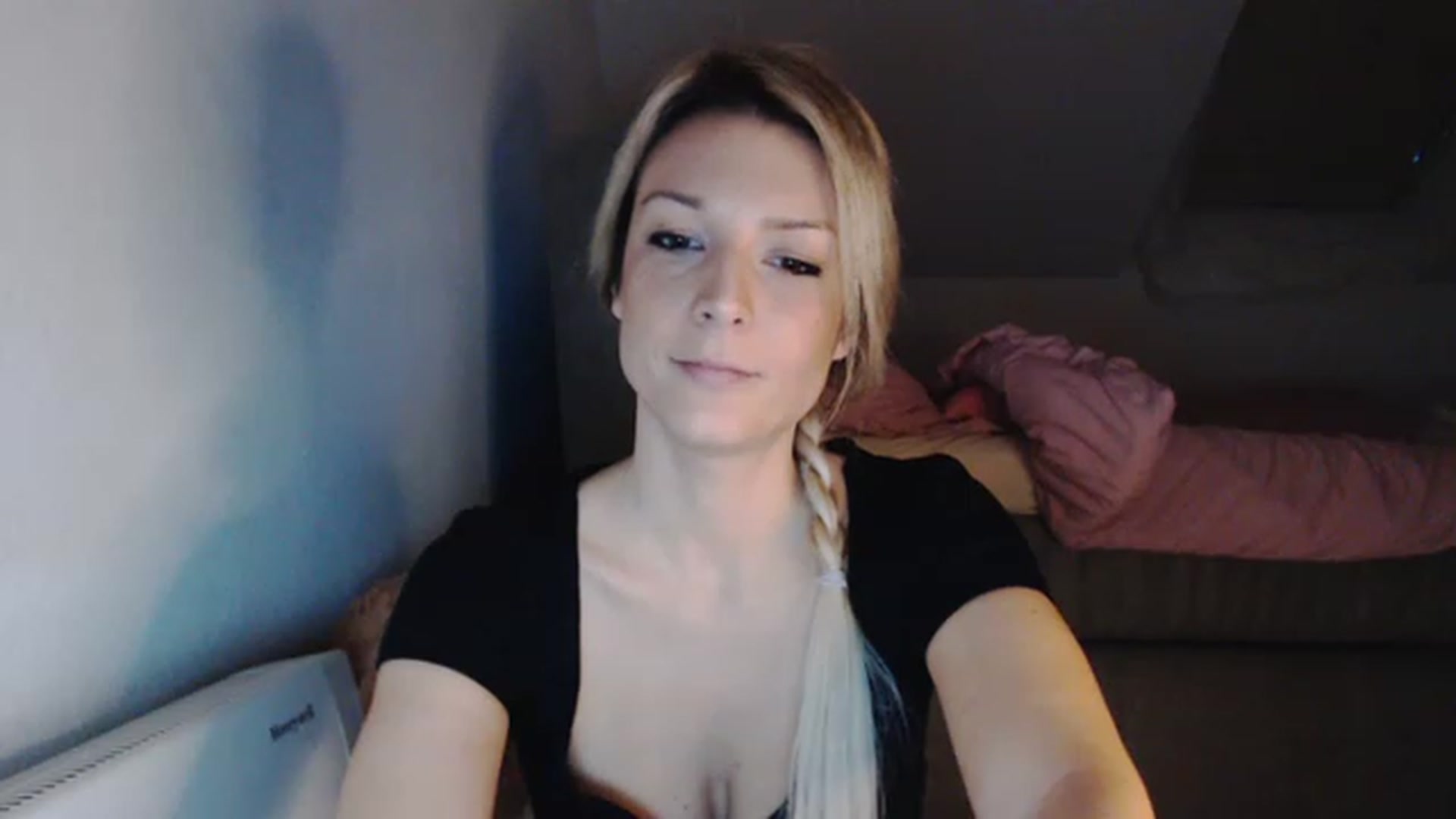 Gallery image thumbnail from AllleeS's myfreecams stream on, 12/09/2022, 15:59 image 10 of 20