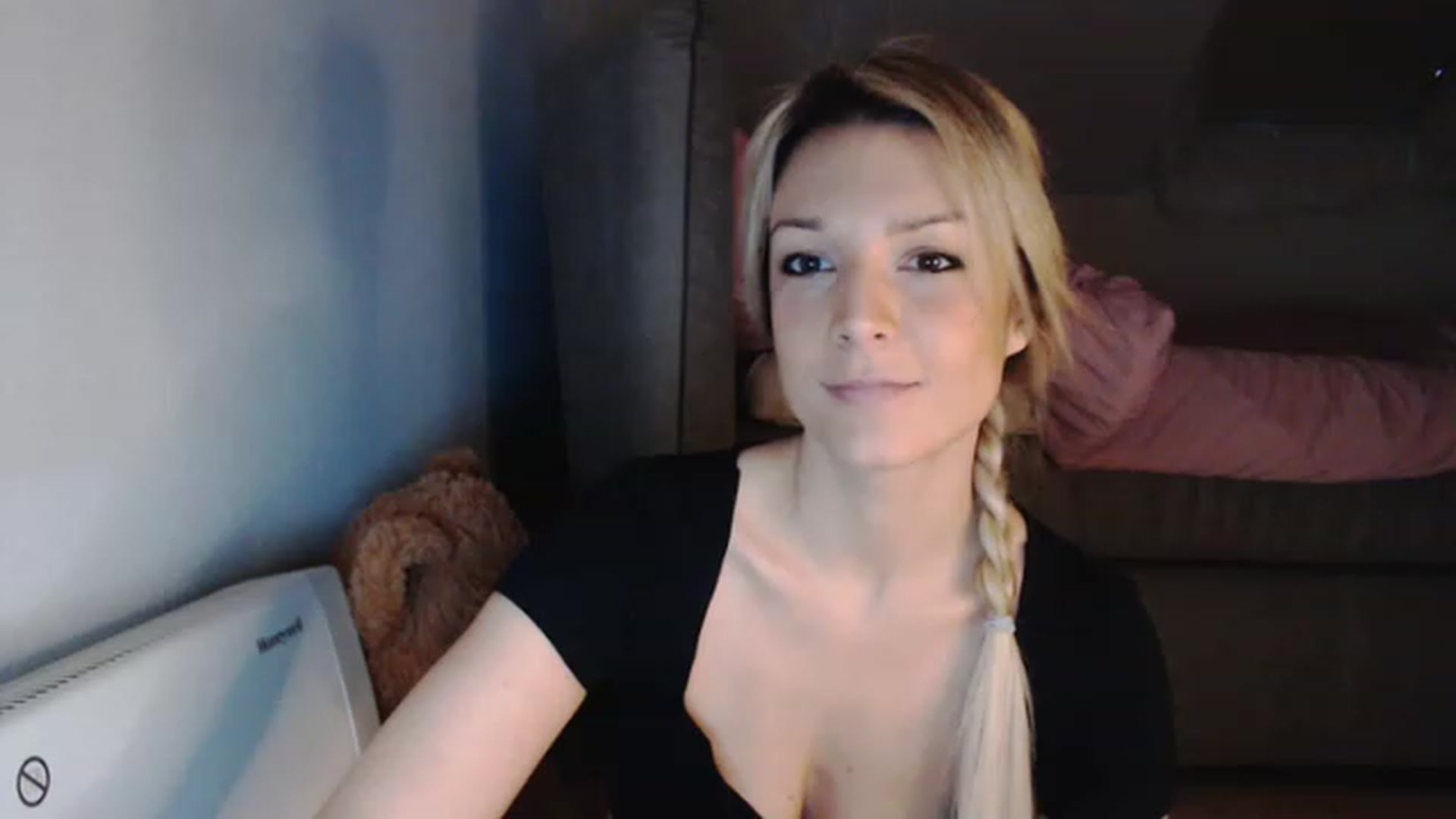 Gallery image thumbnail from AllleeS's myfreecams stream on, 12/09/2022, 15:59 image 1 of 20