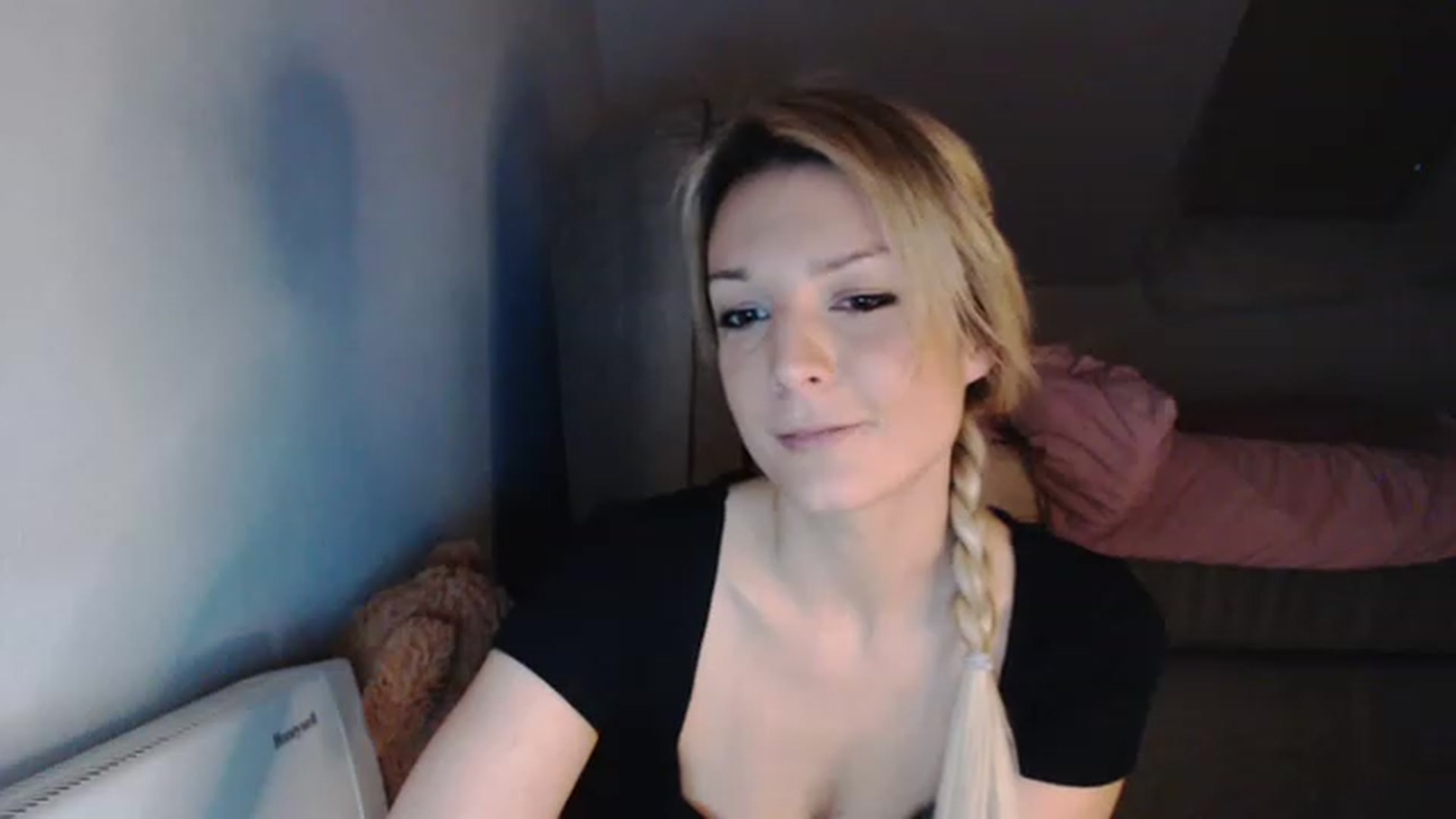 Gallery image thumbnail from AllleeS's myfreecams stream on, 12/09/2022, 15:59 image 11 of 20