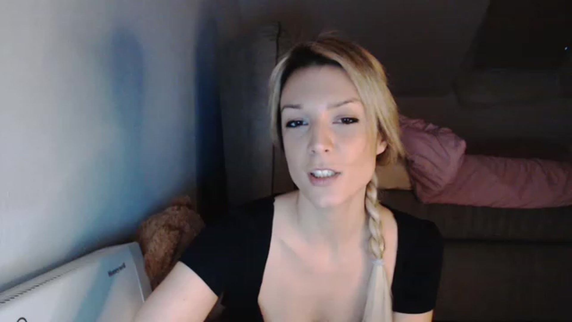 Gallery image thumbnail from AllleeS's myfreecams stream on, 12/09/2022, 15:59 image 4 of 20