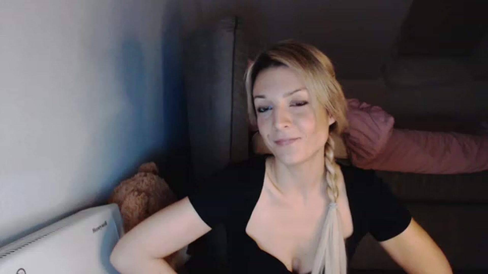 Gallery image thumbnail from AllleeS's myfreecams stream on, 12/09/2022, 15:59 image 16 of 20