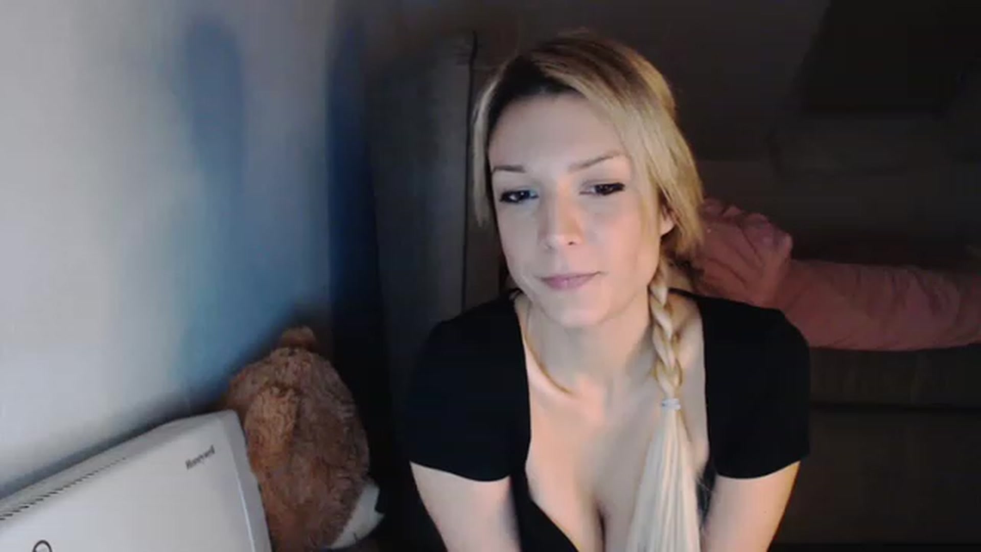 Gallery image thumbnail from AllleeS's myfreecams stream on, 12/09/2022, 15:59 image 14 of 20