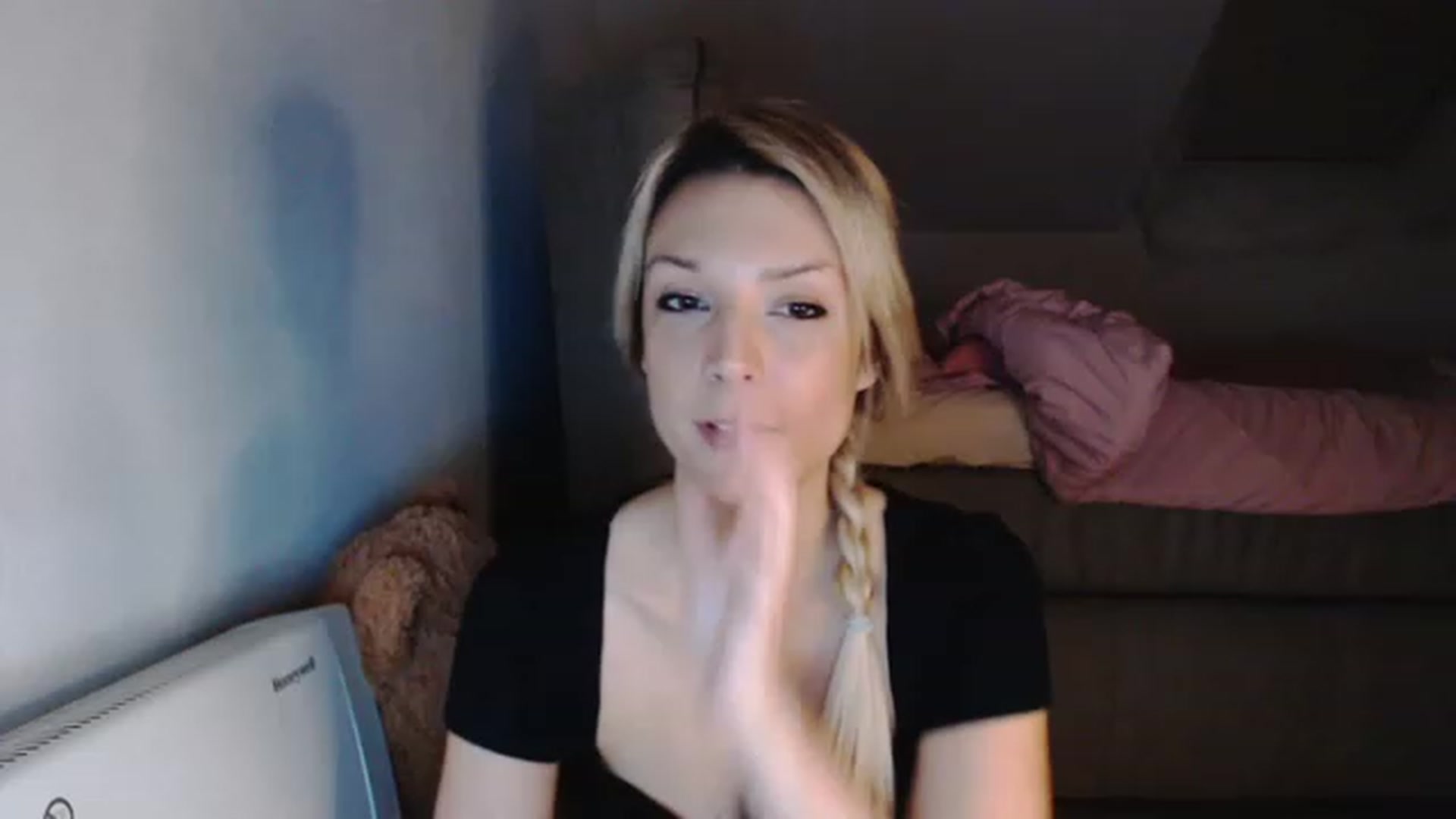 Gallery image thumbnail from AllleeS's myfreecams stream on, 12/09/2022, 15:59 image 19 of 20