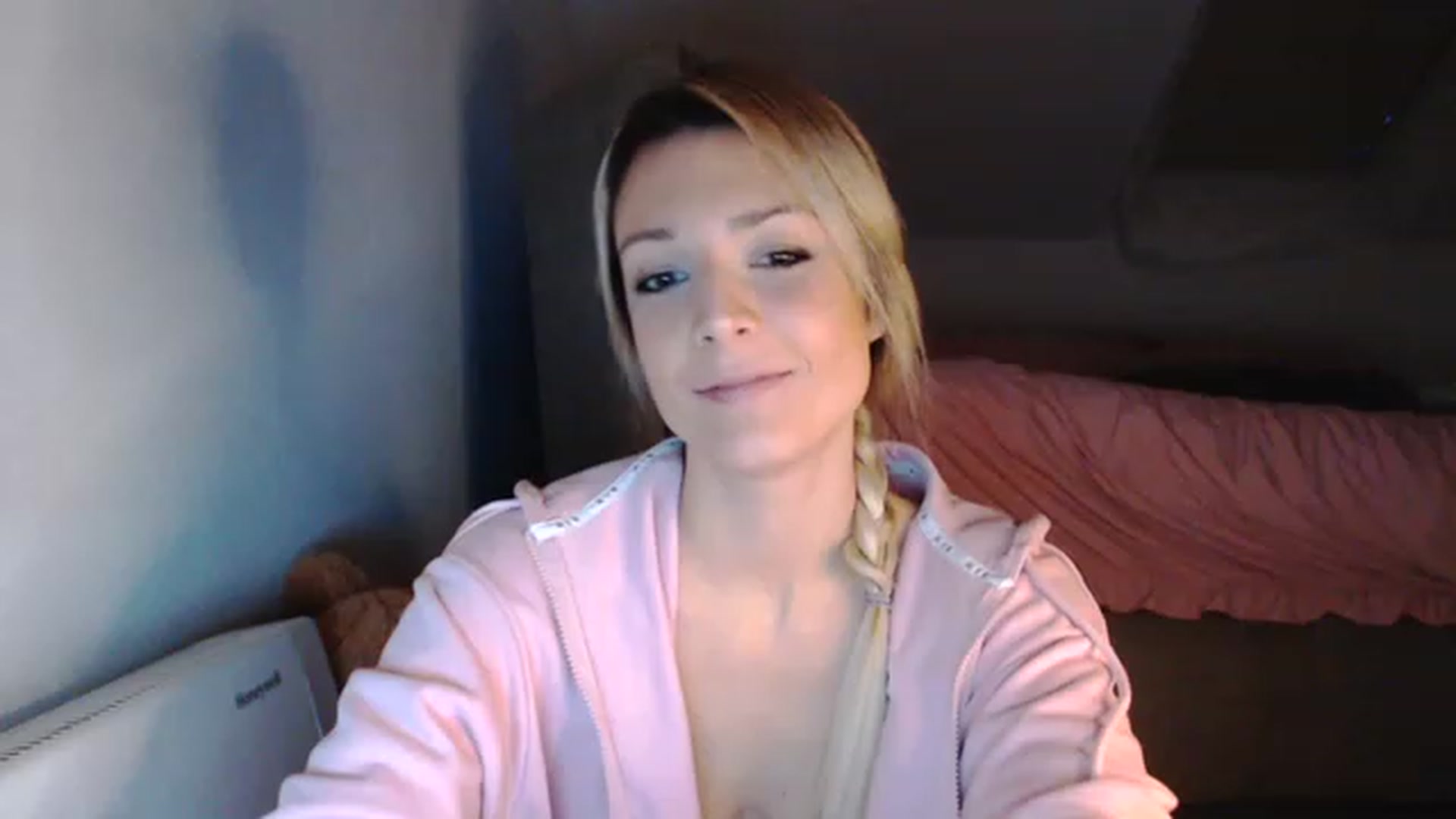 Gallery image thumbnail from AllleeS's myfreecams stream on, 12/30/2022, 15:38 image 19 of 20