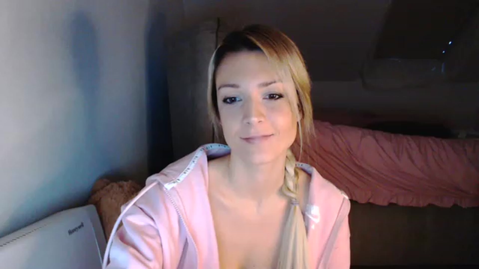Gallery image thumbnail from AllleeS's myfreecams stream on, 12/30/2022, 15:38 image 12 of 20