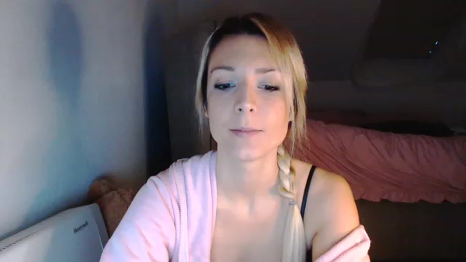 Gallery image thumbnail from AllleeS's myfreecams stream on, 12/30/2022, 15:38 image 14 of 20