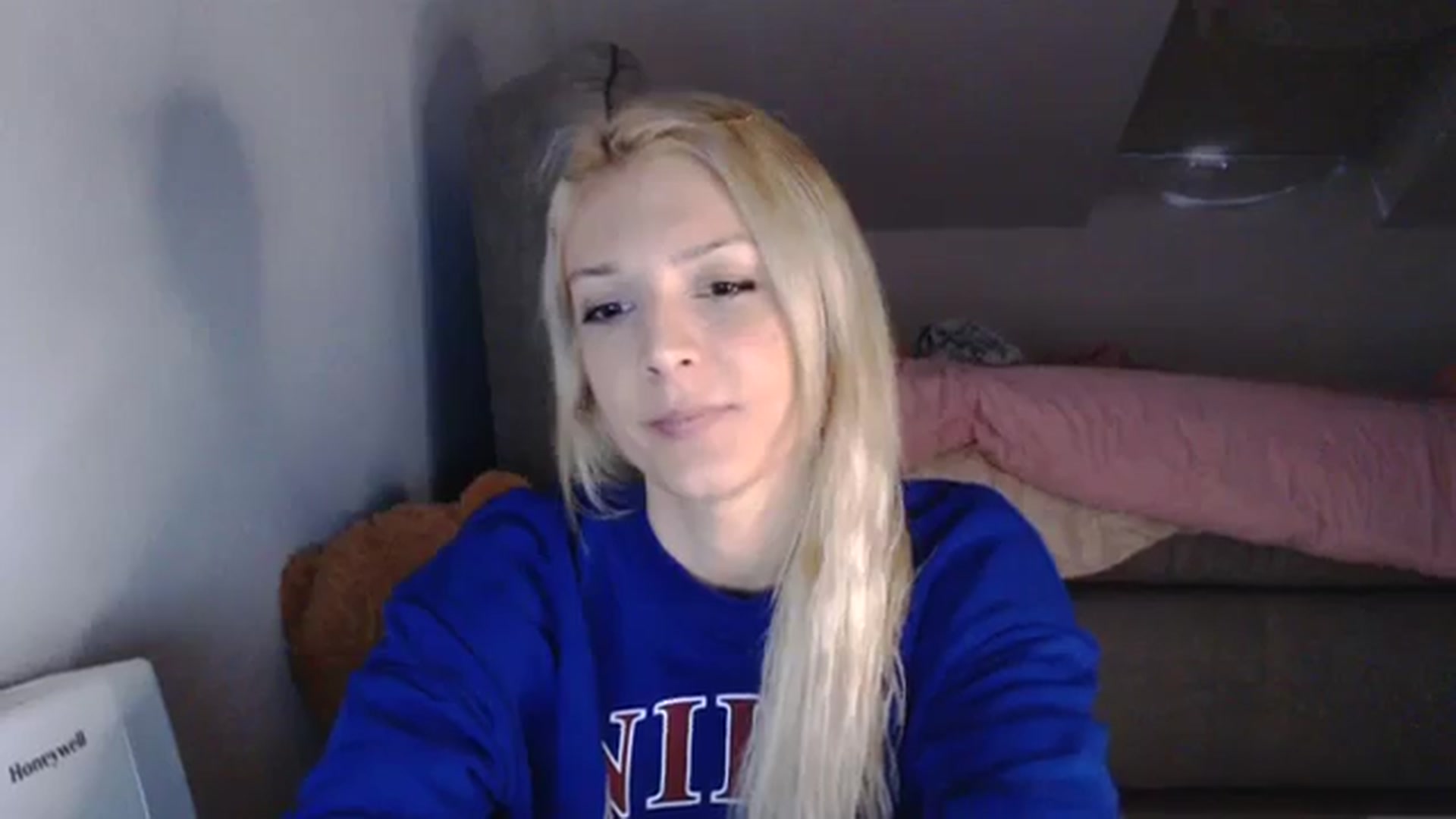 Gallery image thumbnail from AllleeS's myfreecams stream on, 10/05/2023, 14:09 image 9 of 20