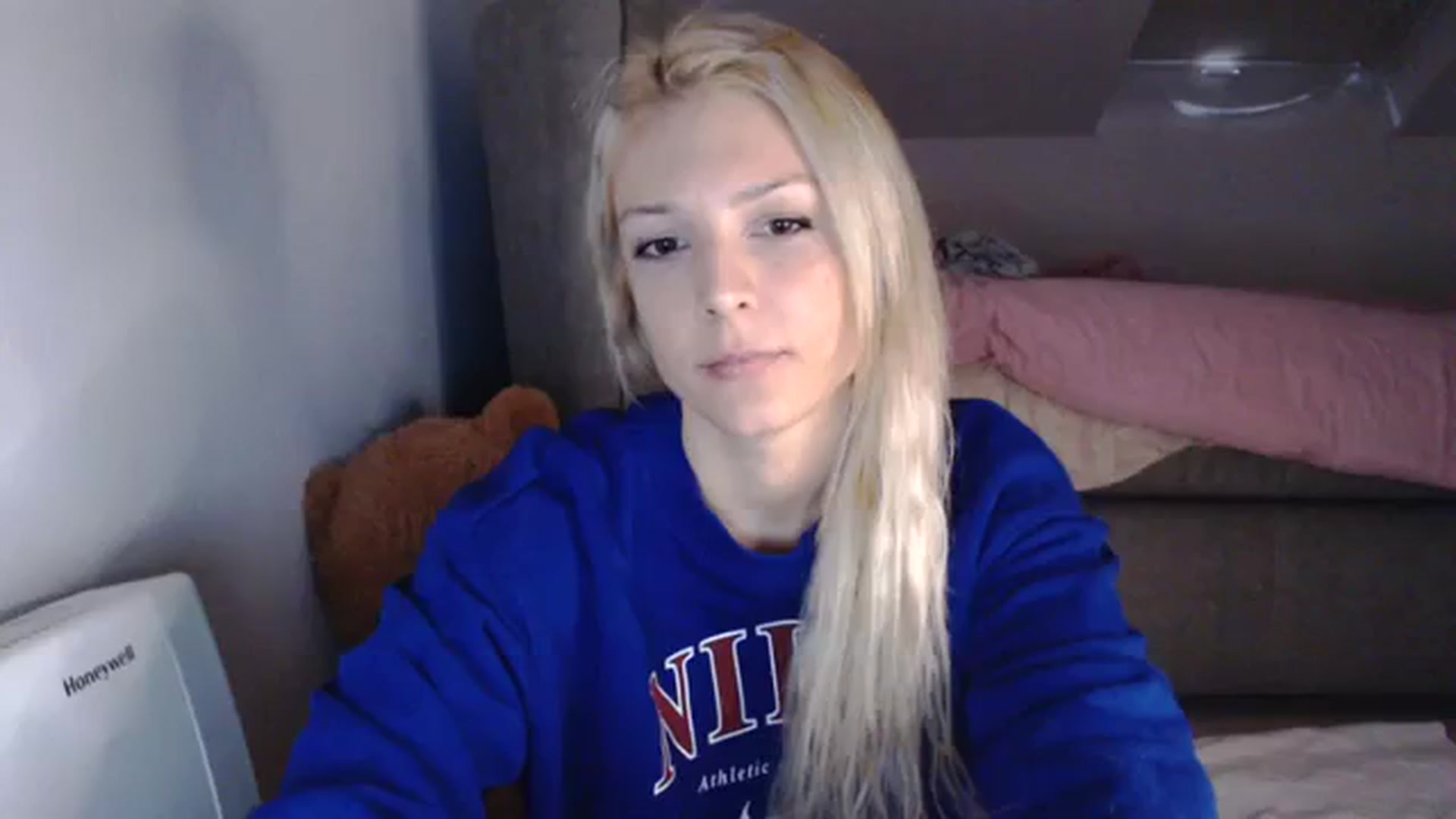 Gallery image thumbnail from AllleeS's myfreecams stream on, 10/05/2023, 14:09 image 1 of 20