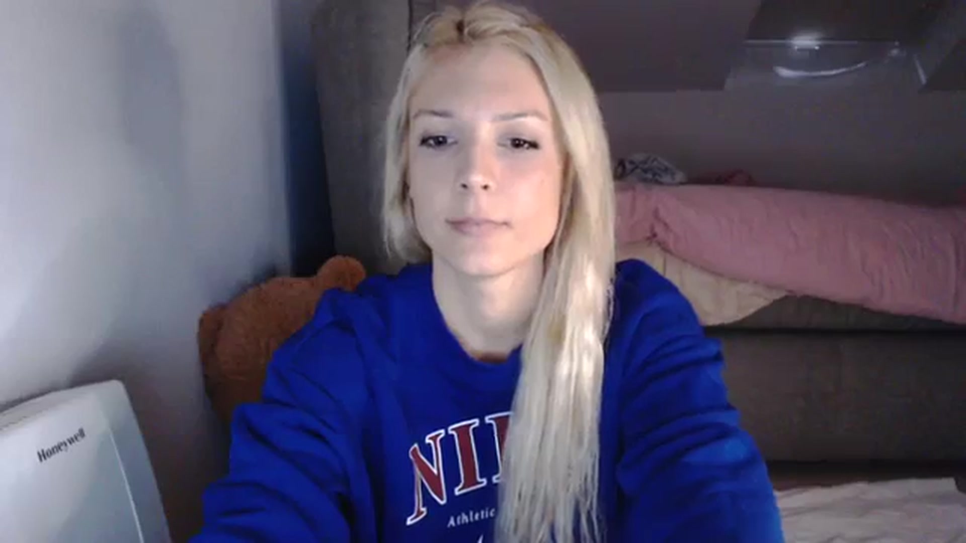 Gallery image thumbnail from AllleeS's myfreecams stream on, 10/05/2023, 14:09 image 2 of 20