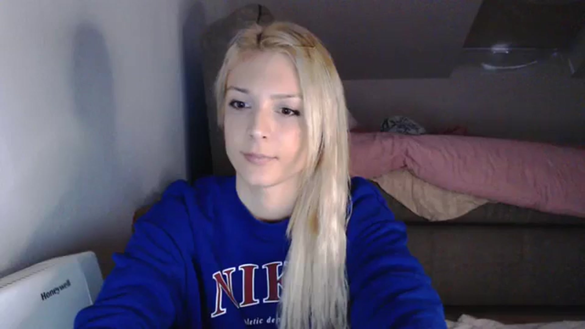 Gallery image thumbnail from AllleeS's myfreecams stream on, 10/05/2023, 14:09 image 16 of 20