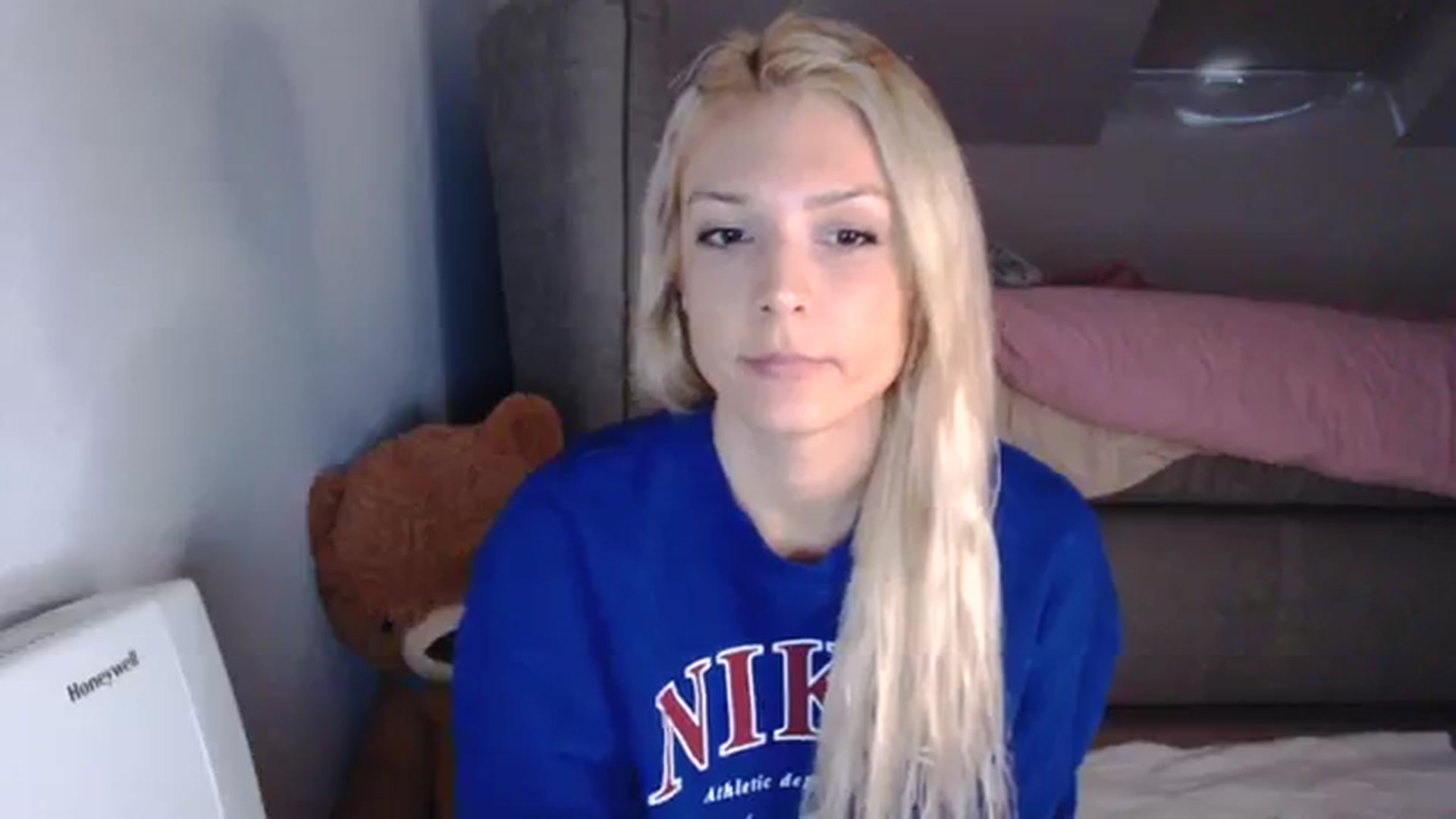 Gallery image thumbnail from AllleeS's myfreecams stream on, 10/05/2023, 14:09 image 3 of 20