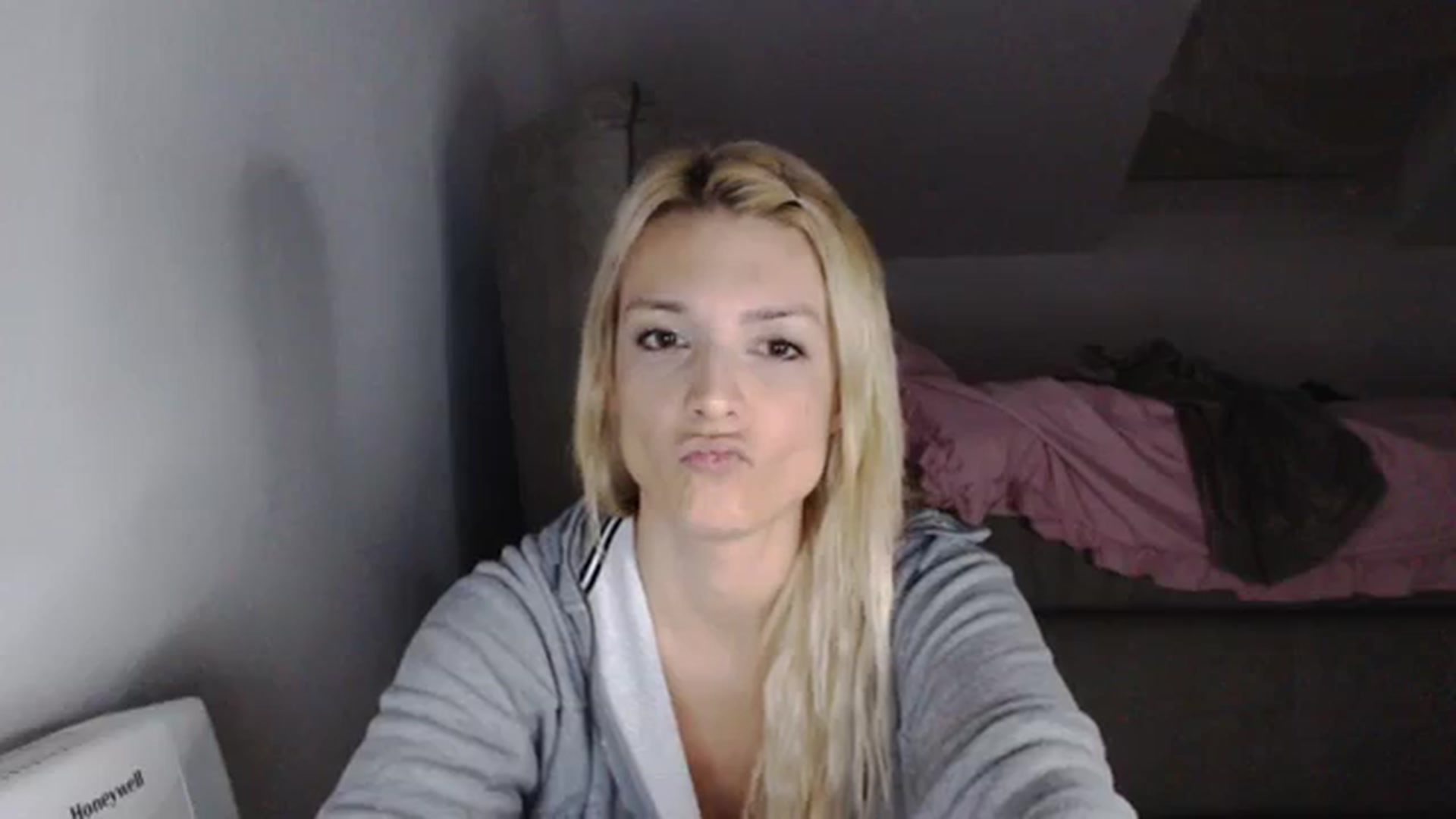 Gallery image thumbnail from AllleeS's myfreecams stream on, 10/20/2023, 14:08 image 9 of 20