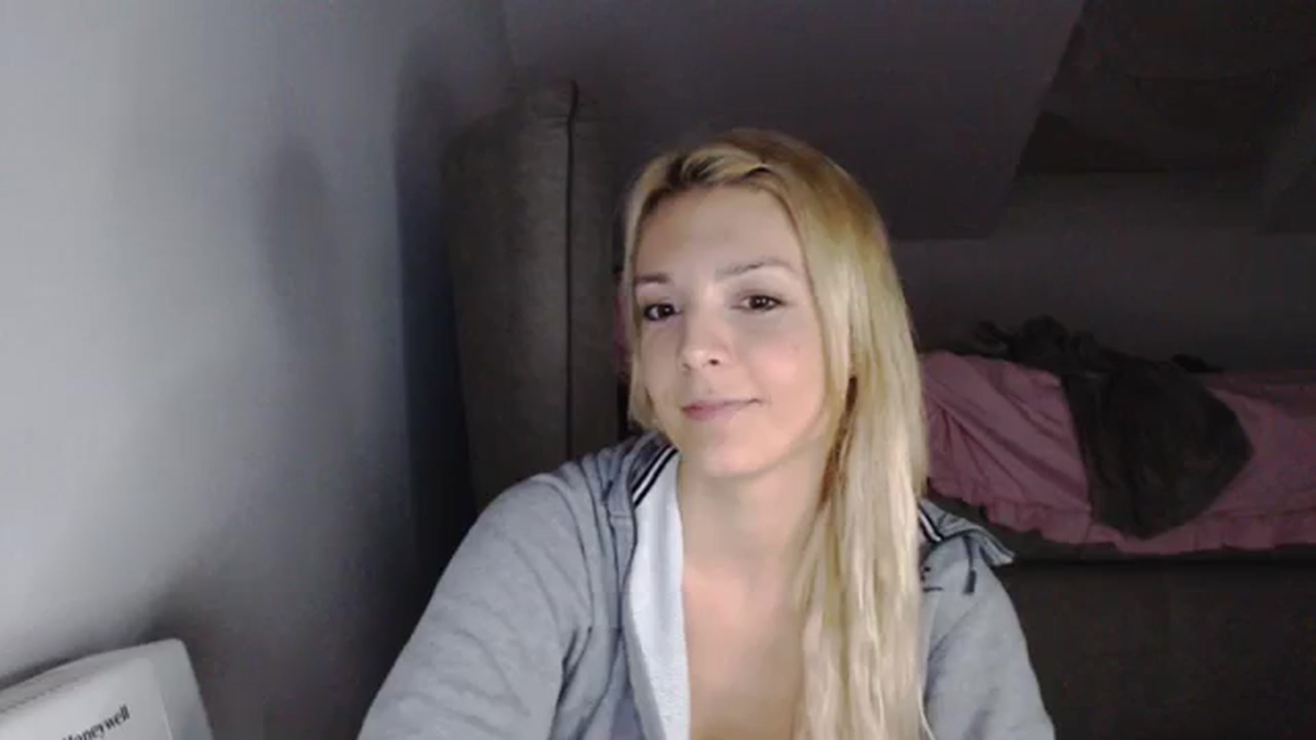 Gallery image thumbnail from AllleeS's myfreecams stream on, 10/20/2023, 14:08 image 15 of 20