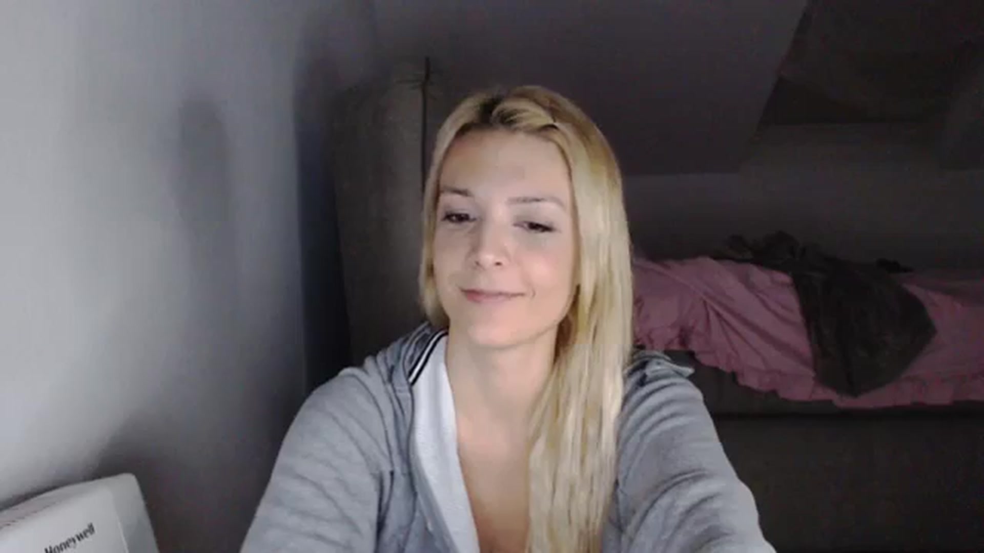 Gallery image thumbnail from AllleeS's myfreecams stream on, 10/20/2023, 14:08 image 16 of 20