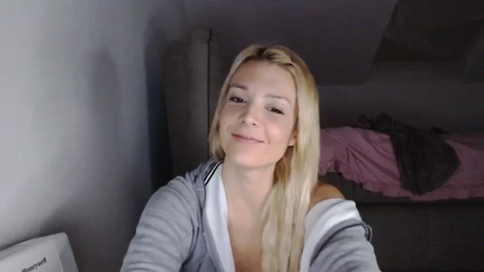 Gallery image thumbnail from AllleeS's myfreecams stream on, 10/20/2023, 14:08 image 19 of 20