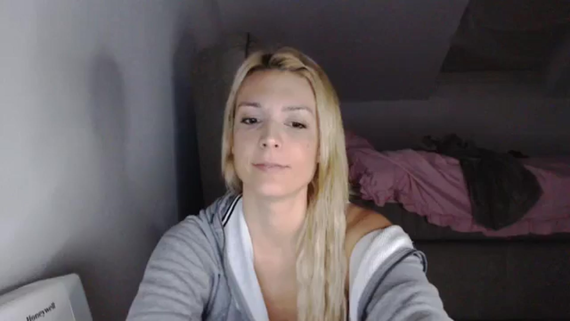 Gallery image thumbnail from AllleeS's myfreecams stream on, 10/20/2023, 14:08 image 17 of 20