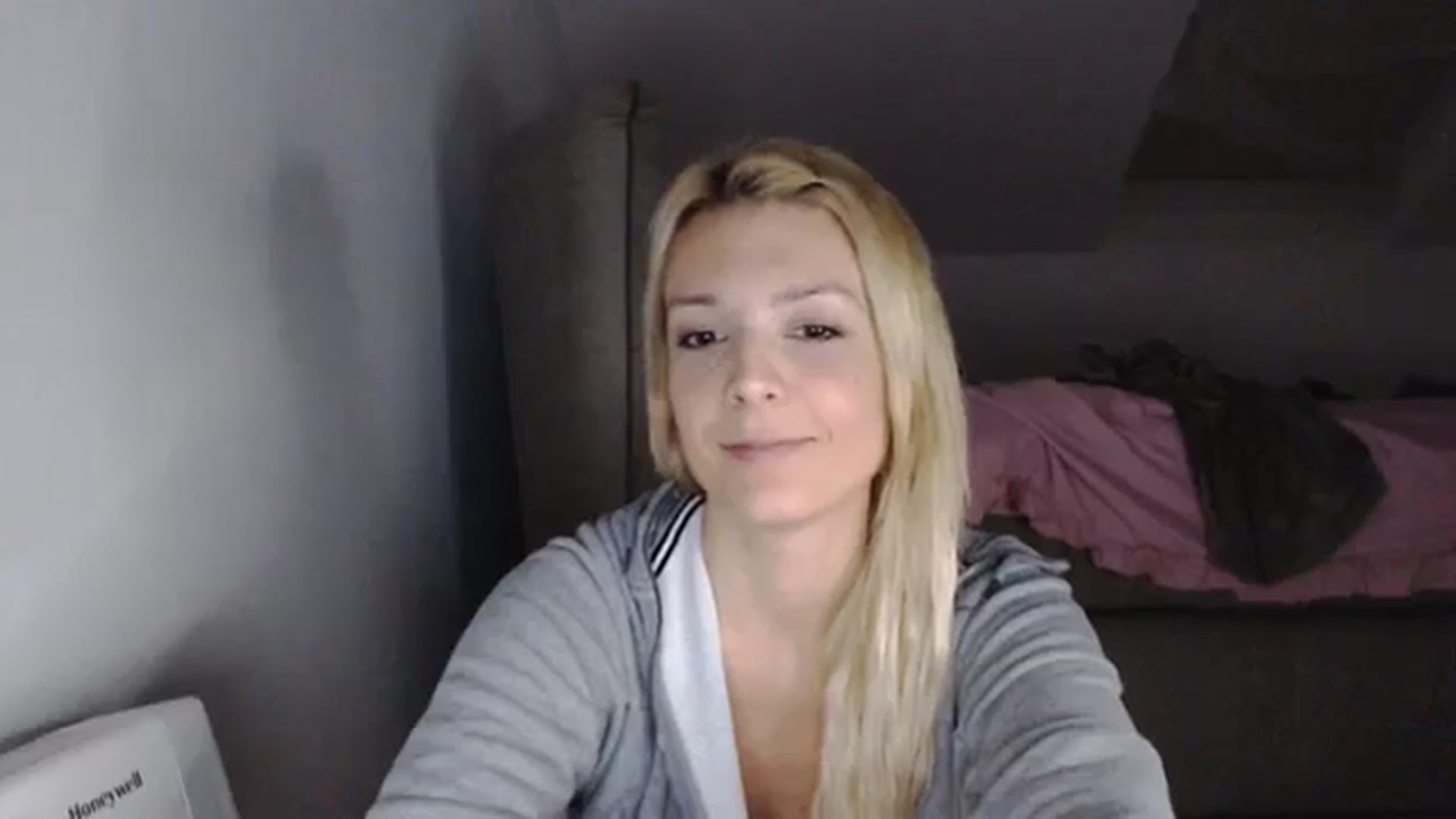 Gallery image thumbnail from AllleeS's myfreecams stream on, 10/20/2023, 14:08 image 12 of 20