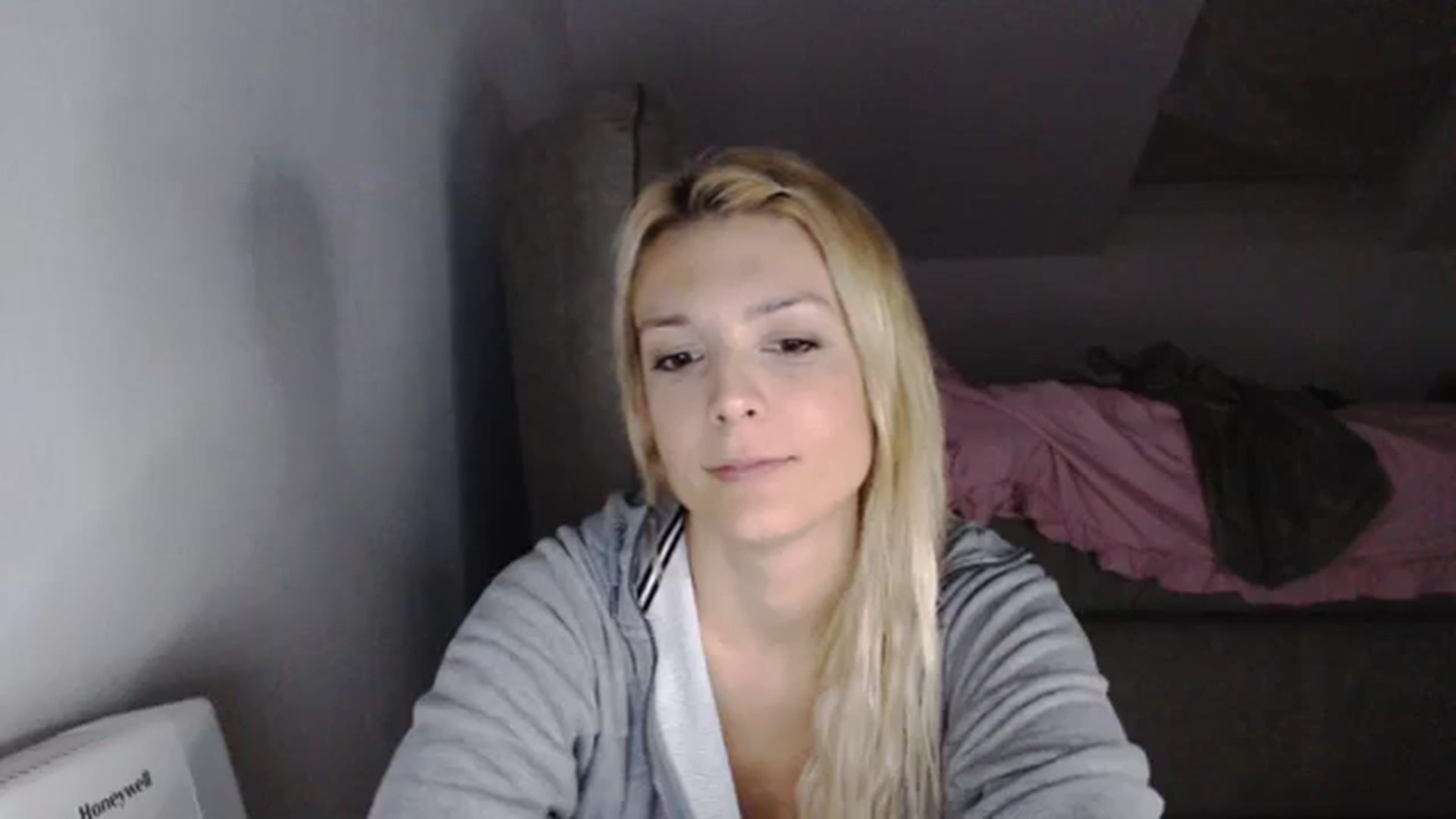 Gallery image thumbnail from AllleeS's myfreecams stream on, 10/20/2023, 14:08 image 4 of 20
