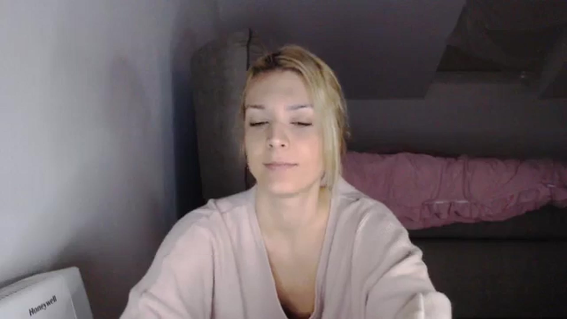 Gallery image thumbnail from AllleeS's myfreecams stream on, 10/26/2023, 13:32 image 2 of 20