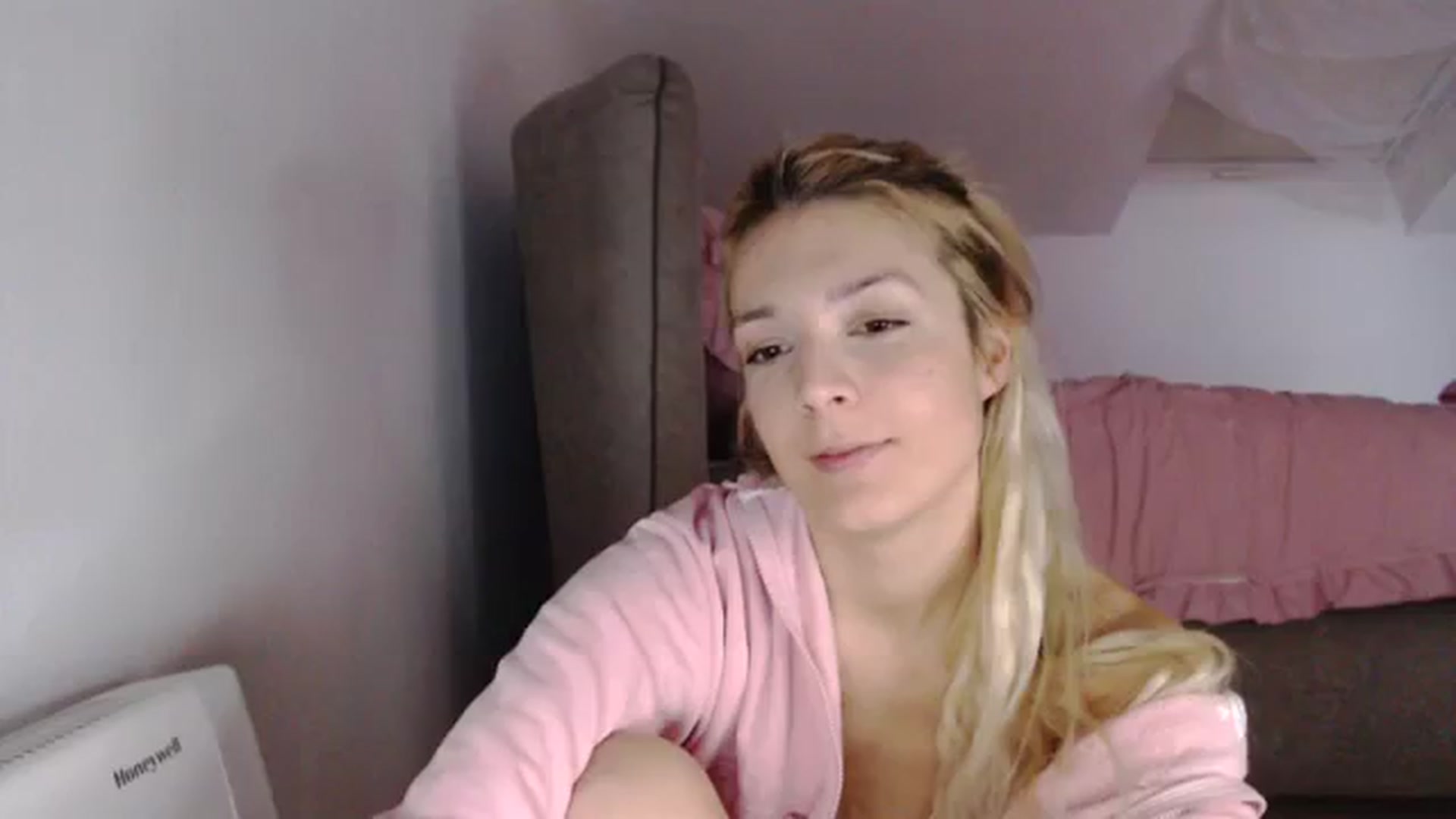 Gallery image thumbnail from AllleeS's myfreecams stream on, 11/06/2023, 14:29 image 20 of 20