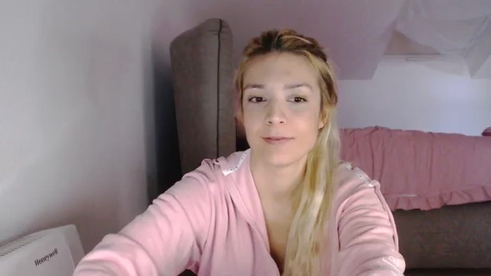 Gallery image thumbnail from AllleeS's myfreecams stream on, 11/06/2023, 14:29 image 11 of 20